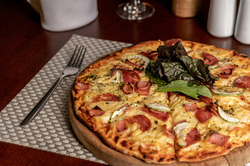 Pizza con vino italiano en la mesa de un restaurante de lujo. 