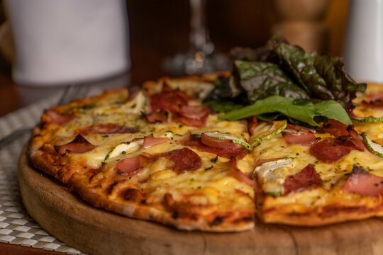 Pizza Con Vino Italiano En La Mesa De Un Restaurante De Lujo. 