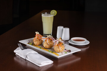 Papa rellena, plato típico del Perú, en la mesa de un restaurante. 