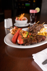 Fotografías de parrillas con diferentes carnes en un restaurante de lujo