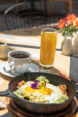 Desayuno completo en la mesa de un restaurante.