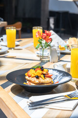 Desayuno completo en la mesa de un restaurante.