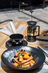 Desayuno completo en la mesa de un restaurante.