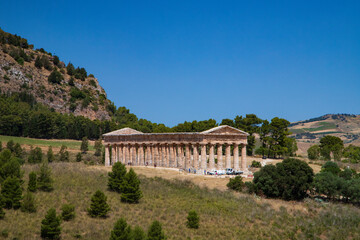 Fototapeta na wymiar Segesta tempio e teatro 