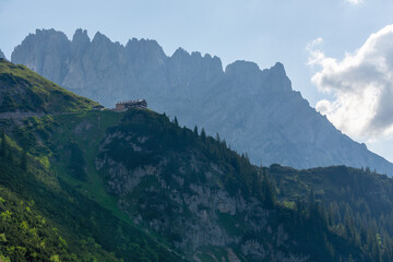 Naklejka premium Grutten Hut in Wilder Kaiser mountains in early morning