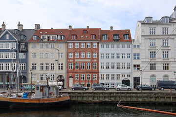Fototapeta na wymiar Colorful facades of Copenhagen, in Nyhavn district