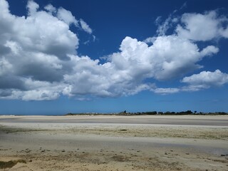Wolken über bretonischen Strand