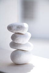 Piedras blancas en equilibrio