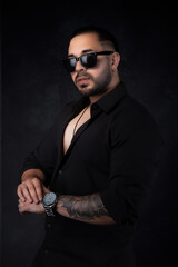 Hombre elegante con gafas vestido de negro 