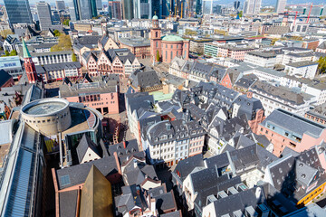Obraz premium Frankfurt am Main, Sicht auf die Altstadt vom Domturm, 16.04.2022.