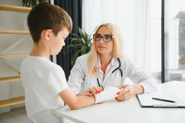 female doctor and young boy with a broken arm.