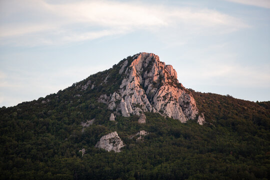 Coucher de soleil sur une colline dans l'Aude proche de Bugarach.