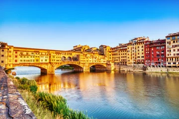 Cercles muraux Ponte Vecchio Golden Sunset over Ponte Vecchio Bridge with Reflection in Arno River, Florence