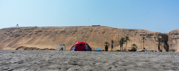 Carpa de campamento en la playa.
