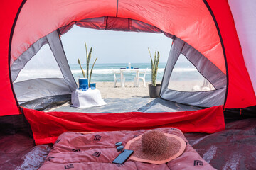 Carpa de campamento en la playa.
