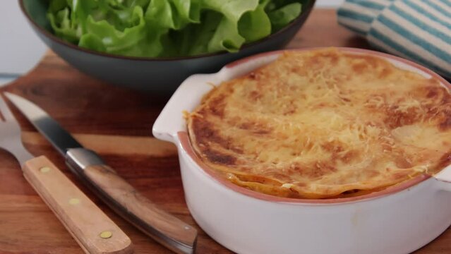 plat de lasagnes en gros plan sur une planche &agrave; d&eacute;couper