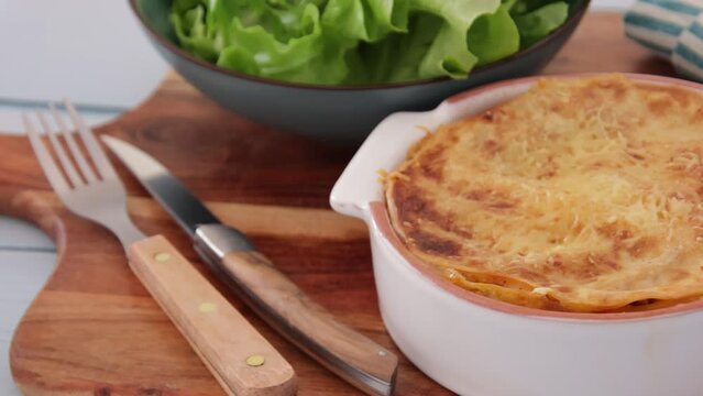 plat de lasagnes en gros plan sur une planche &agrave; d&eacute;couper