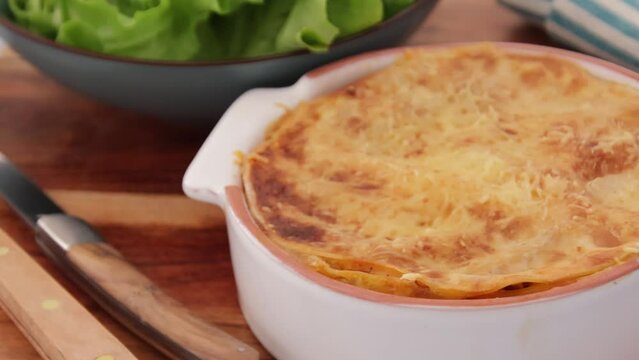 plat de lasagnes en gros plan sur une planche &agrave; d&eacute;couper