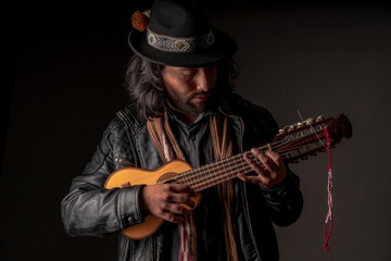 Fototapeta na wymiar Musico Andino tocando instrumentos del Perú.