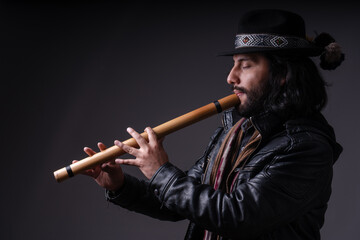 Musico Andino tocando instrumentos del Perú.