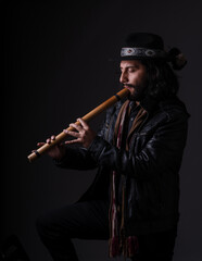 Musico Andino tocando instrumentos del Perú.