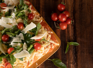 Pizzas típicas de Italia en una mesa de madera.