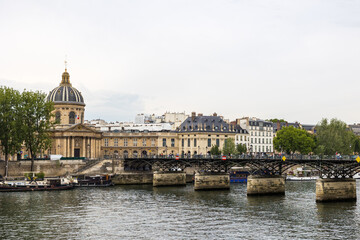 Fototapeta na wymiar Vue sur le Pont des Arts à Paris par un temps nuageux