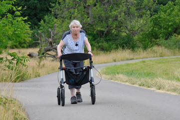 frau mit rollator unterwegs