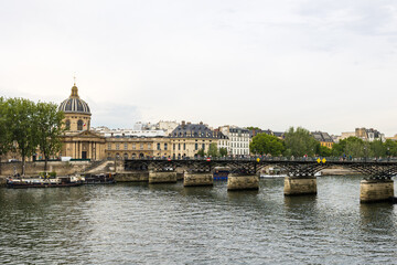Obraz premium Vue sur le Pont des Arts à Paris par un temps nuageux