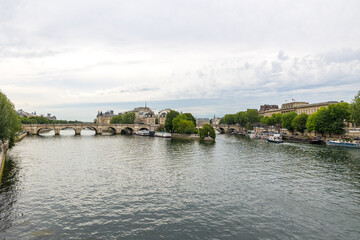 Fototapeta na wymiar Vue sur l'île de la Cité et le Pont Neuf depuis le Pont des Arts à Paris