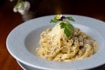 Comida Italiana en un restaurante e lujo.