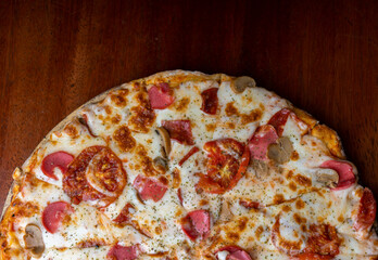 Comida Italiana en la mesa de un restaurante. pizza de salame.