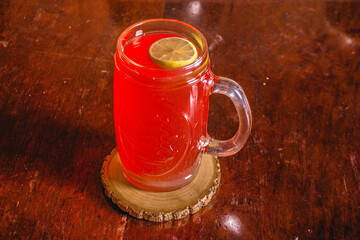 Chicha morada en la mesa de un restaurante, bebida típica del Perú.