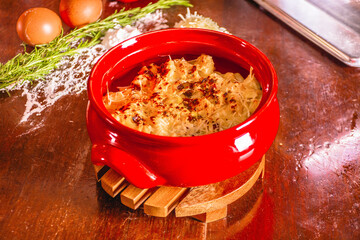 Platos de comida italiana en la mesa de un restaurante.