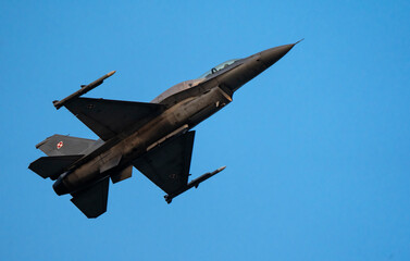 Fototapeta na wymiar Airshow F-16 samolot wielozadaniowy jastrząb odrzutowiec niebo pokaz lotniczy viper polskie siły powietrzne, polska armia