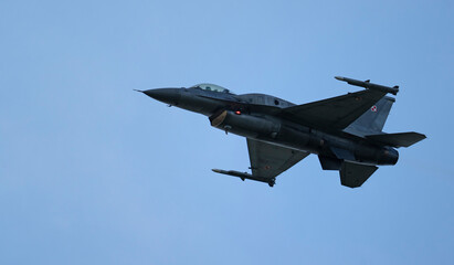 Fototapeta na wymiar Amerykański odrzutowiec Airshow F-16, samolot wielozadaniowy jastrząb, niebo pokaz lotniczy viper 