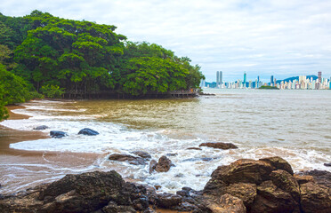 ondas e a prainha em  Balne&aacute;rio Cambori&uacute; Santa Catarina Brasil 