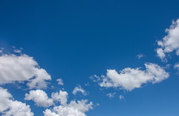 Vista do céu azul com nuvens.