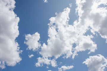 Vista do céu azul com nuvens.
