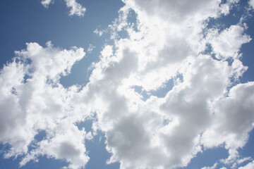 Vista do céu azul com nuvens.