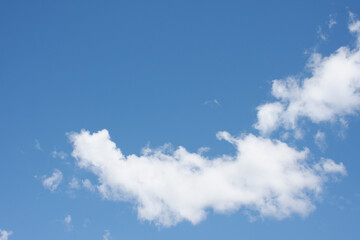 Vista do céu azul com nuvens.