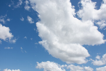 Vista do céu azul com nuvens.