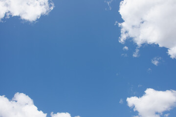 Vista do céu azul com nuvens.