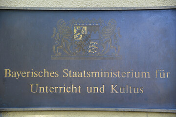 Bayerisches Staatsminsterium für Unterricht und Kultus Kultusministerium Bayern München Schild...