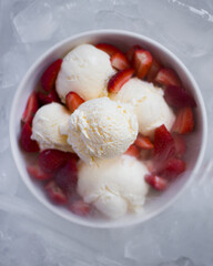 Vanila ice cream with strawberry 