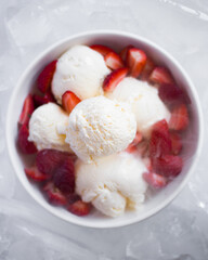 Vanila ice cream with strawberry 