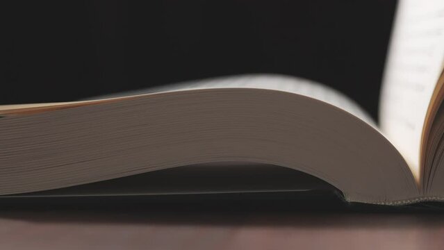風で捲れる本のページ
