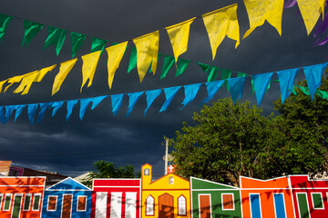 decoração de são joão - fachadas coloridas com bandeirinhas decorativas de festa junina no brasil - obrazy, fototapety, plakaty