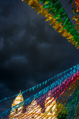 bandeiras coloridas decorativas de festa junina no brasil