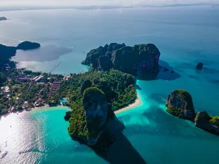 Papier Peint photo autocollant Railay Beach, Krabi, Thaïlande Vue aérienne par drone de la plage de Railay Krabi Thaïlande. Plage de Railay avec des rochers calcaires du ciel